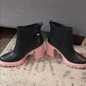 Stylish Sorel Black and Pink Women's Boots sizes 9.5, 10 & 11-new!